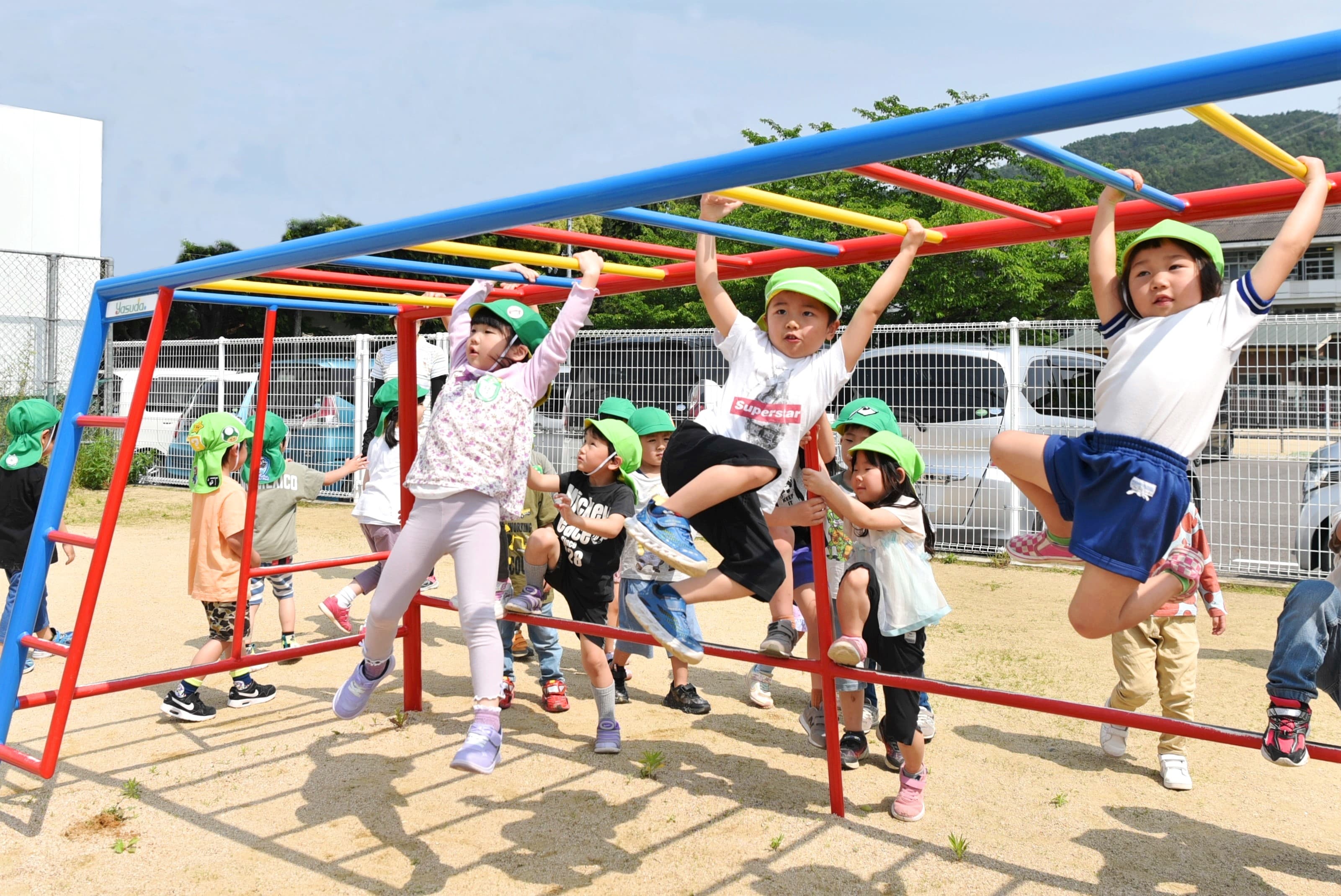 年長児全員が逆上がり達成！遊具がつくる子どもたちの「自発的な挑戦心」